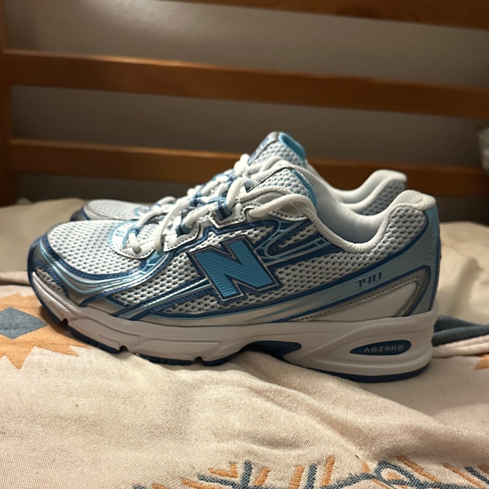 New Balance womens 740 White and Blue Sneakers
NEW!